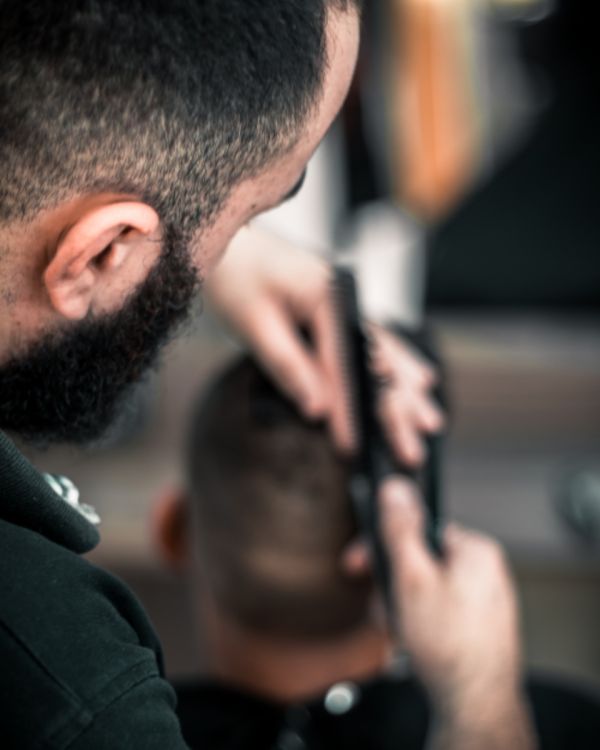 Barbero haciendo un corte