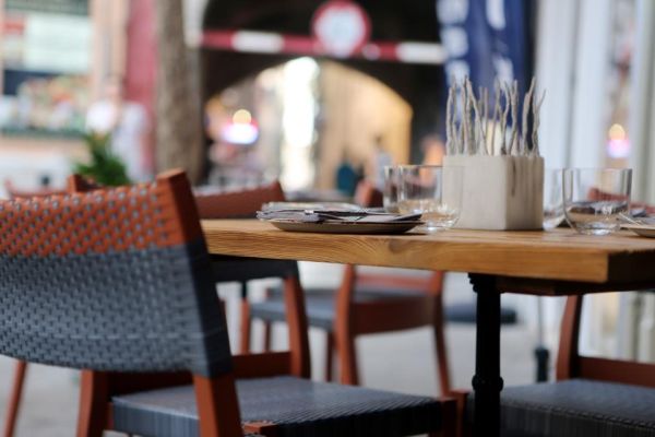 Mesa de terraza de un restaurante con platos y vasos